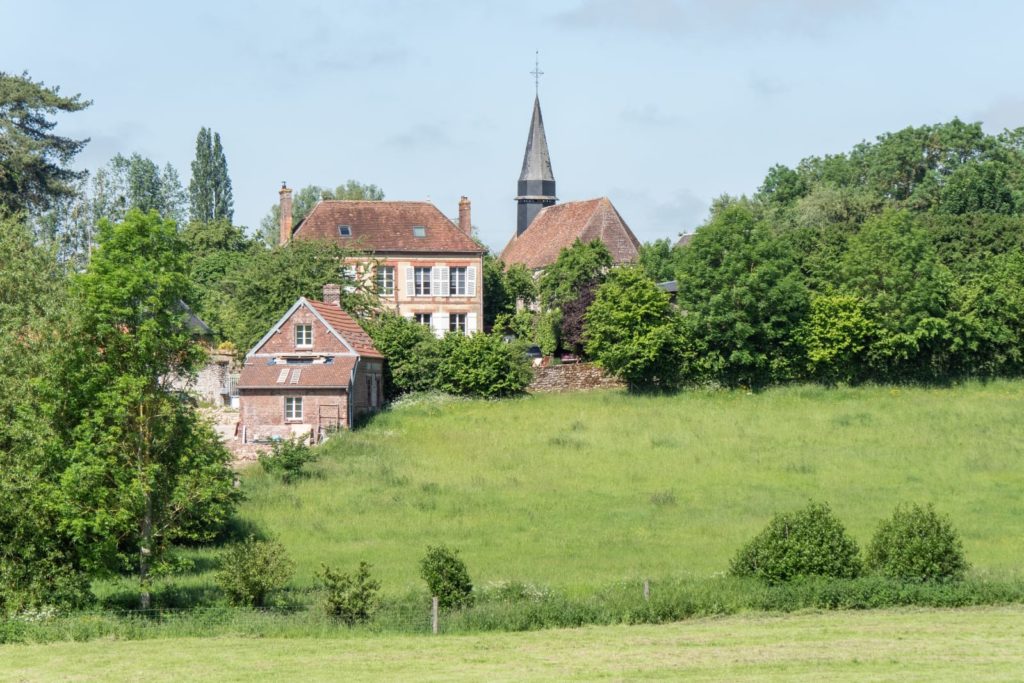 Vue sur le gîte en cours de rénovation en 2021, le presbytère et la chapelle de Mothois